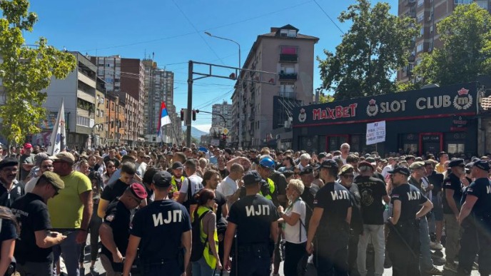 S druge strane ka pozorišu